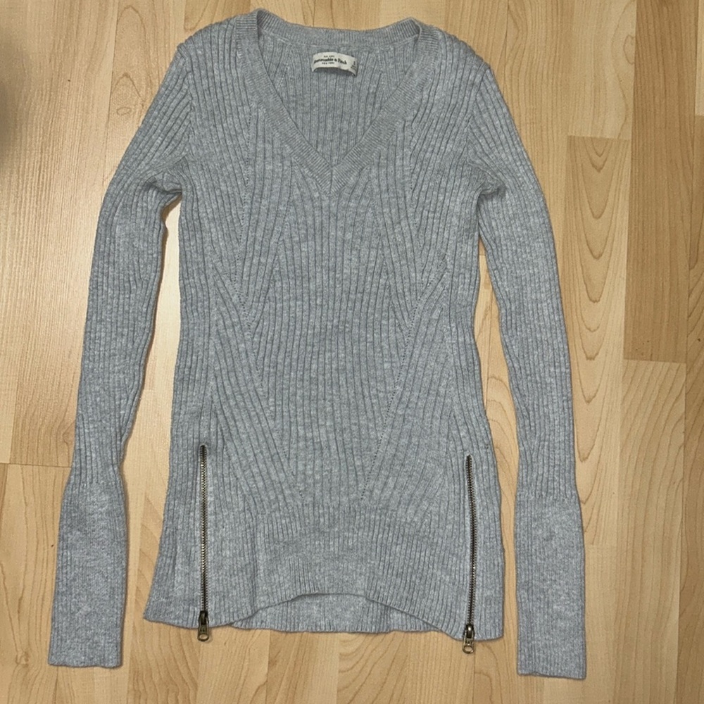 Y2K Abercrombie & Fitch grey v-neck sweater - Size S